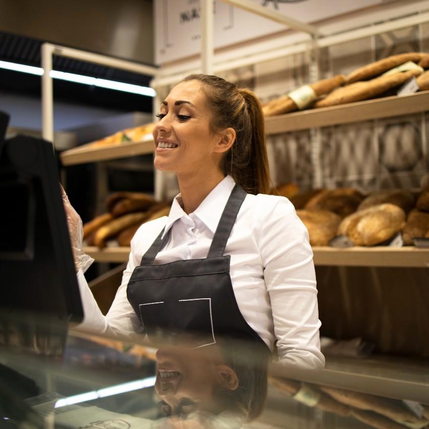 Une vendeuse souriante dans une boulangerie