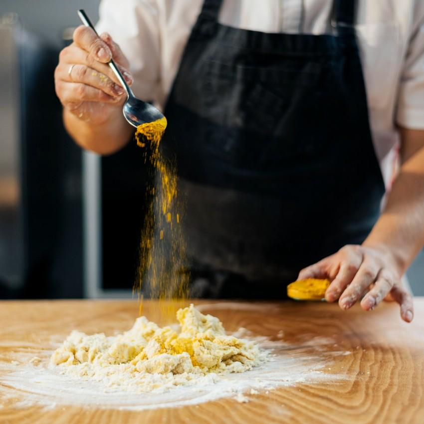 Un cuisinier prépare une pâte