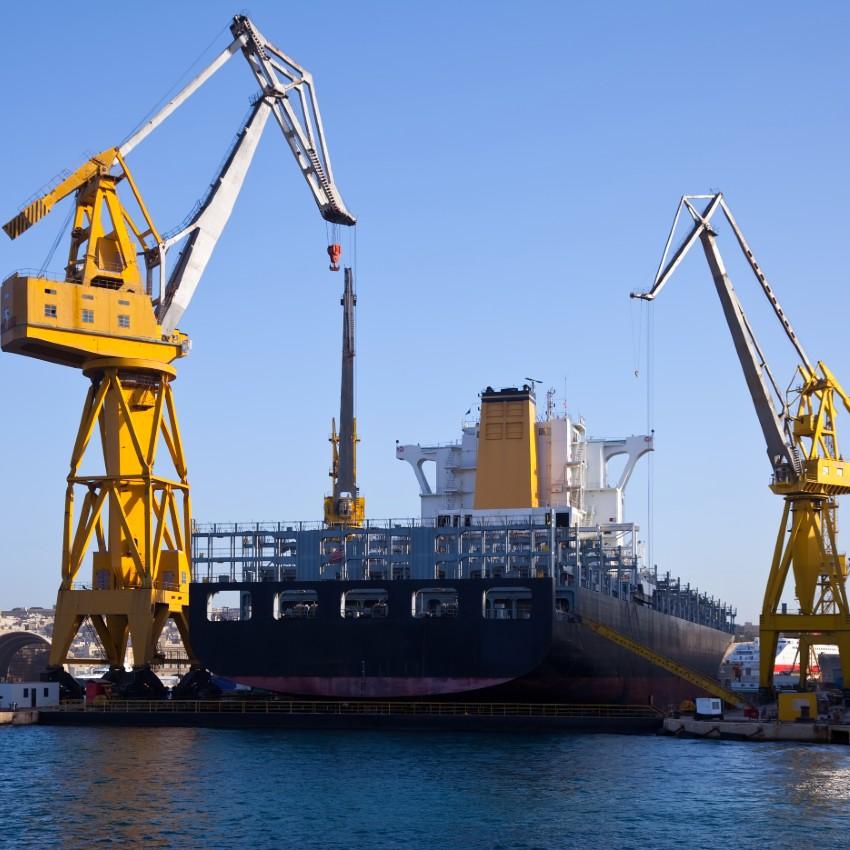 Un cargo dans un chantier naval