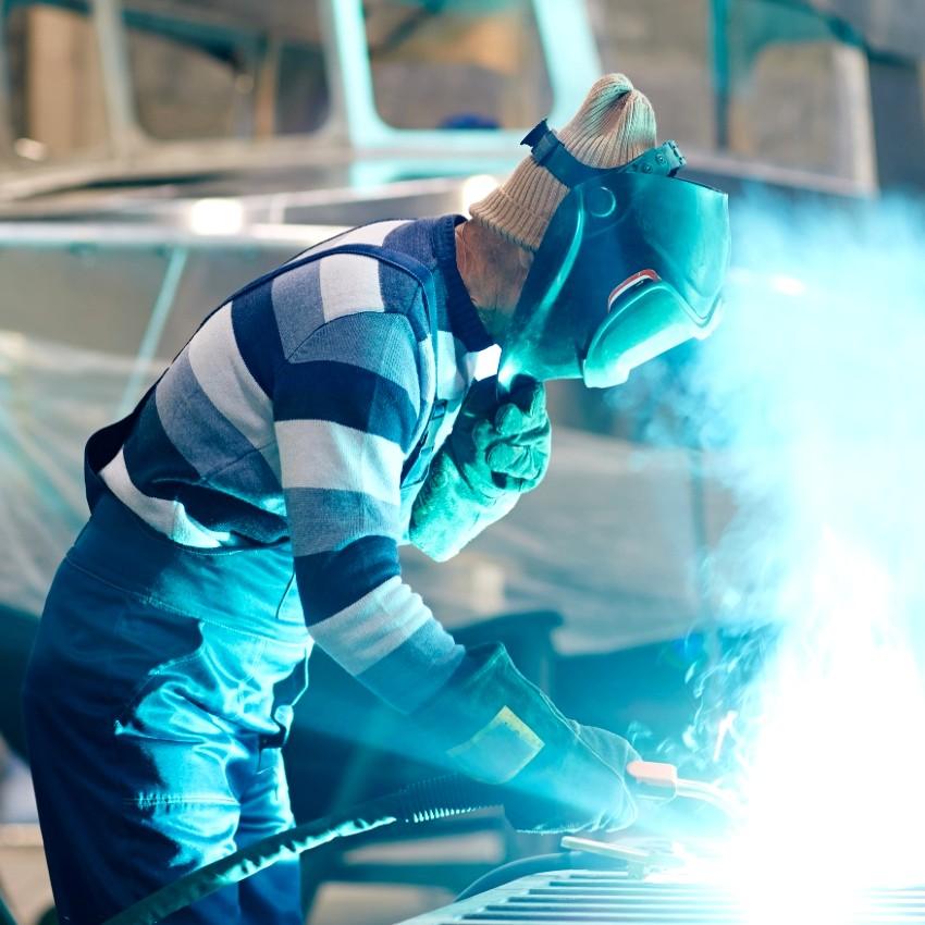 Un soudeur dans une industrie