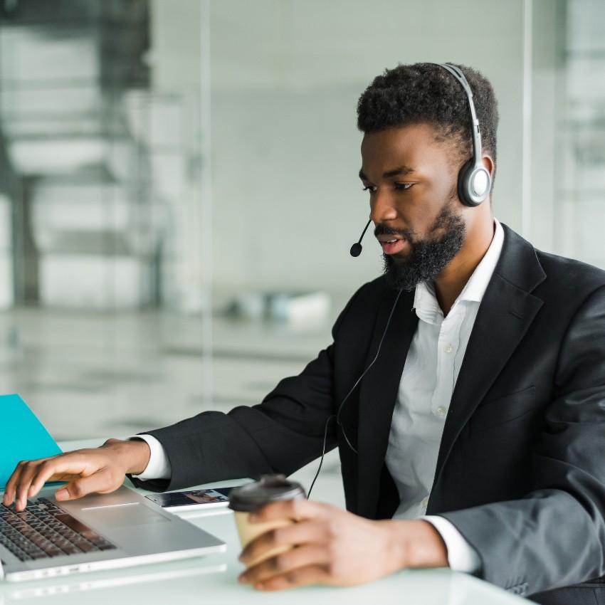 Un homme avec un casque travaille au service client